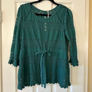 Excellent condition FREE PEOPLE green Lace Top L perfect for holidays